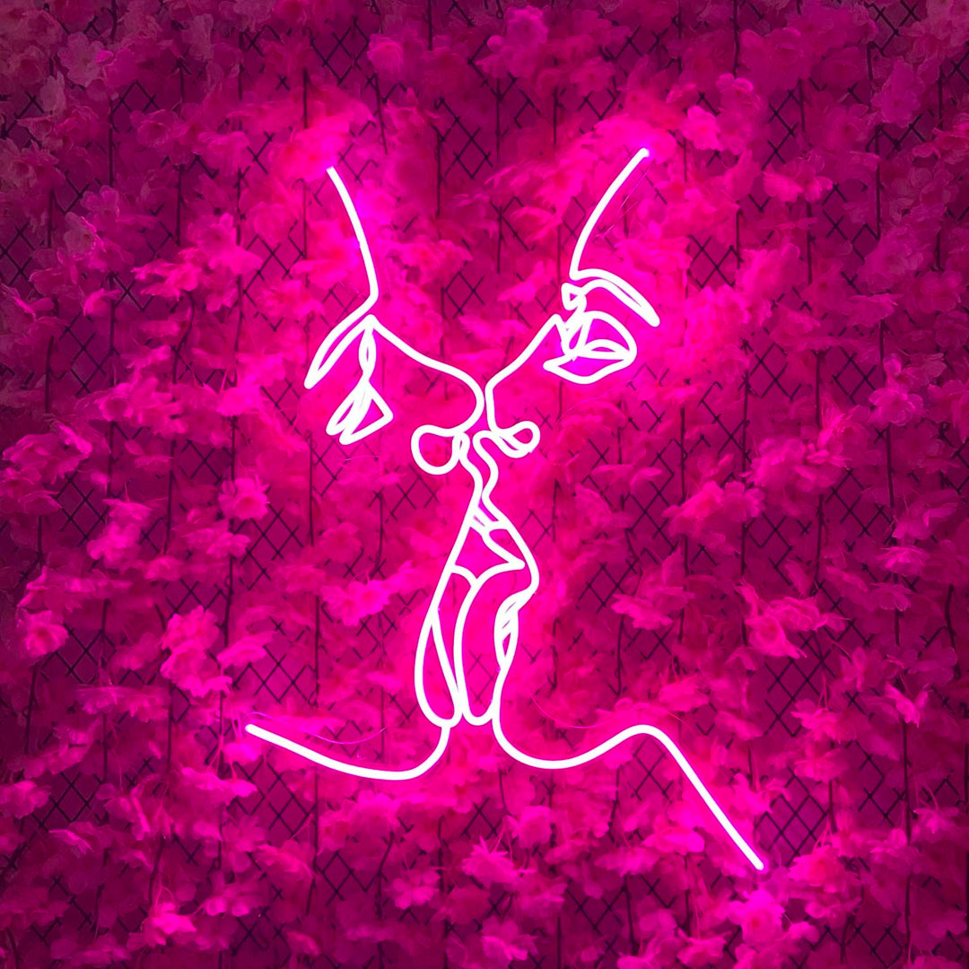 "Zwei Gesichter Küssen" Neonschrift