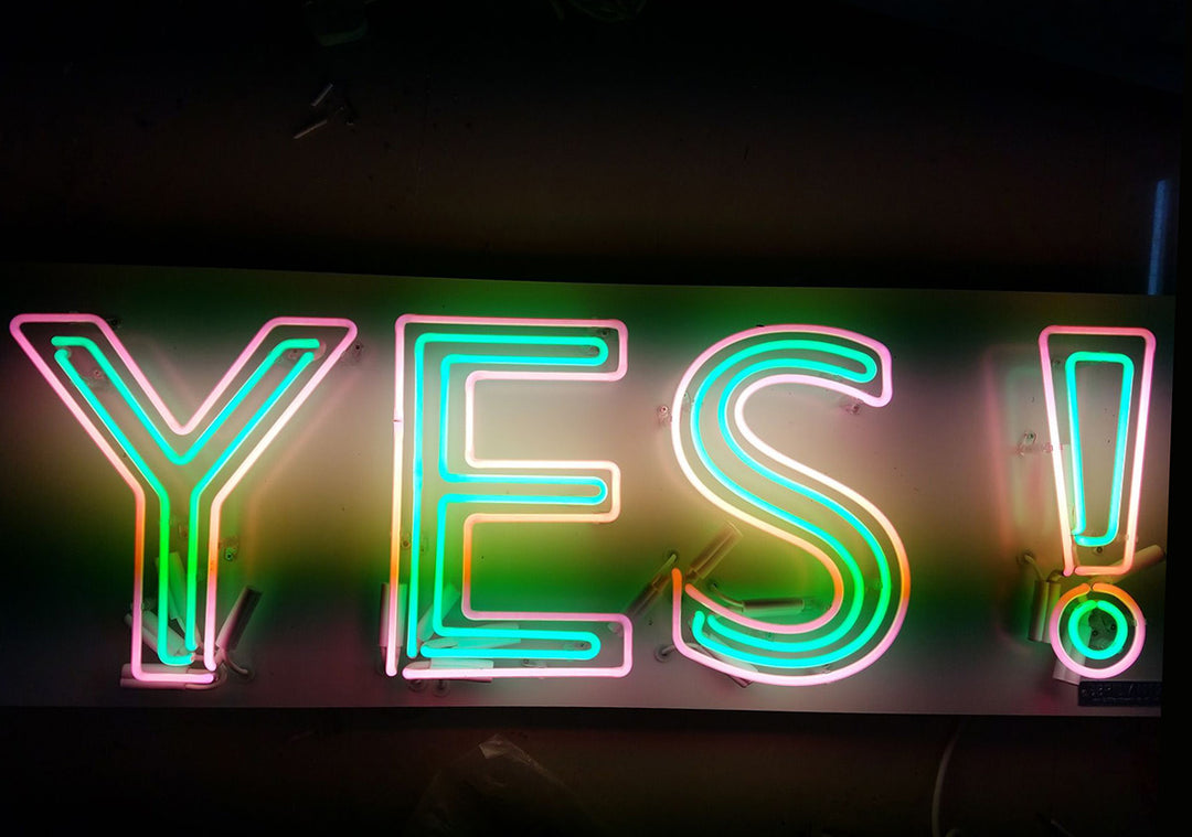 "Yes" Neonschrift