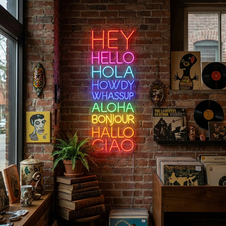 "Hey Hello Hola Howdy Whassup Aloha Hallo Bonjour Ciao" Neonschrift