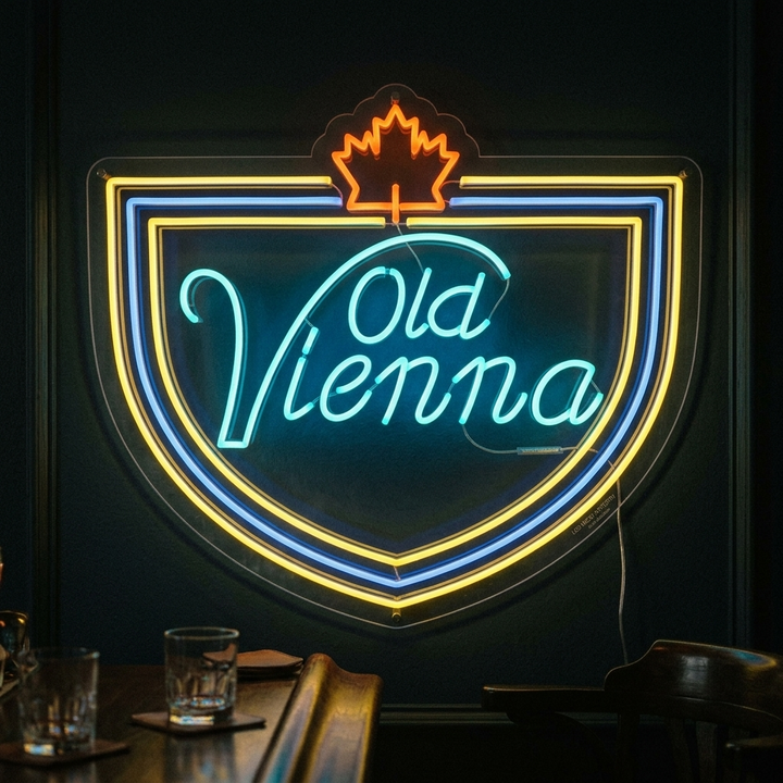 "Lagerbier, tolles kanadisches Bier, Old Vienna" Neonschrift
