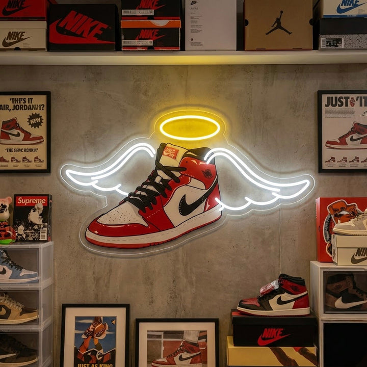 Sneaker mit Flügeln UV-Motiv Neonschild