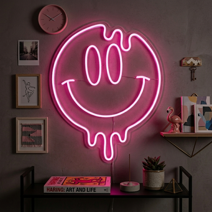 "Tropfendes Emoji-Lächelgesicht" Neonschrift