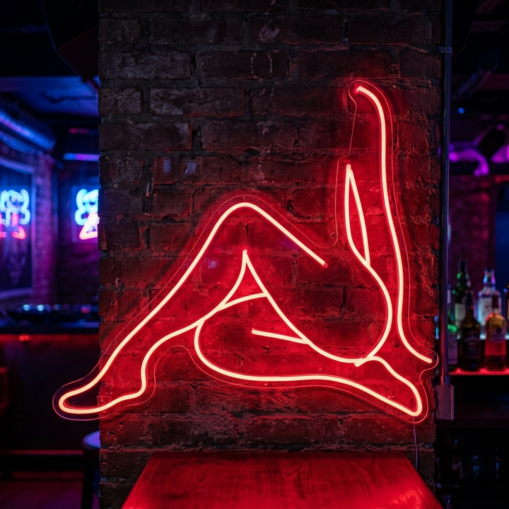 "Nacktes Mädchen In Eleganter Pose Sitzend" Neonschrift