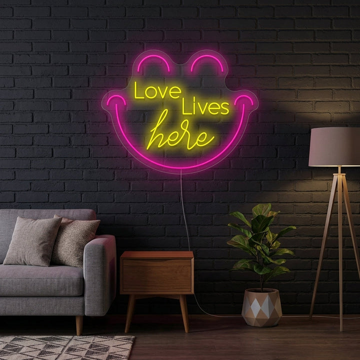 "Love Live Here" Neonschild