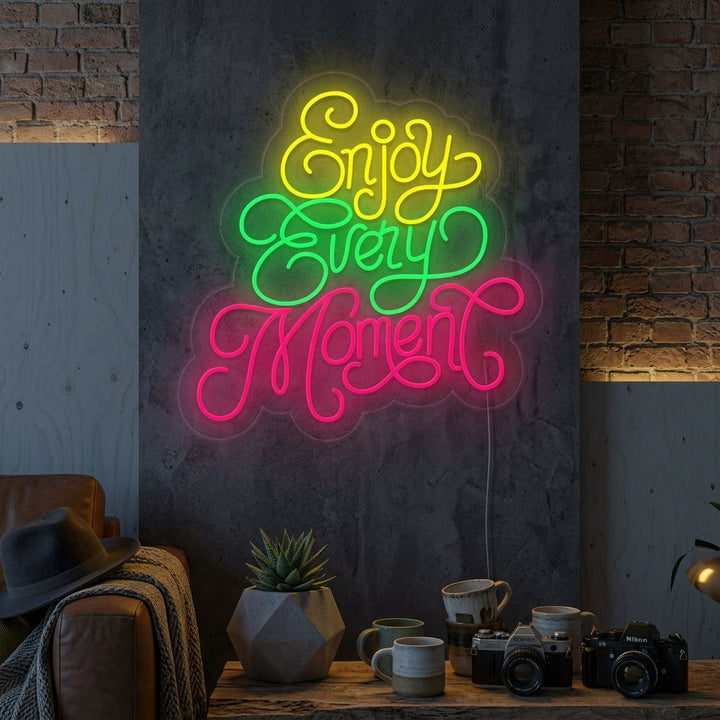 "Enjoy Every Moment" Neonschrift
