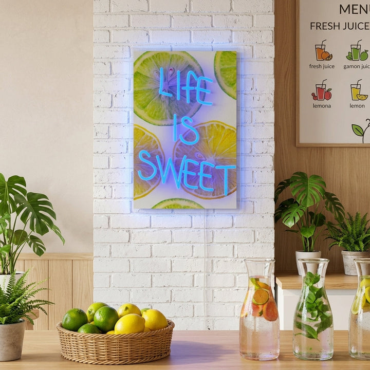 "Life Is Sweet" Neonschrift