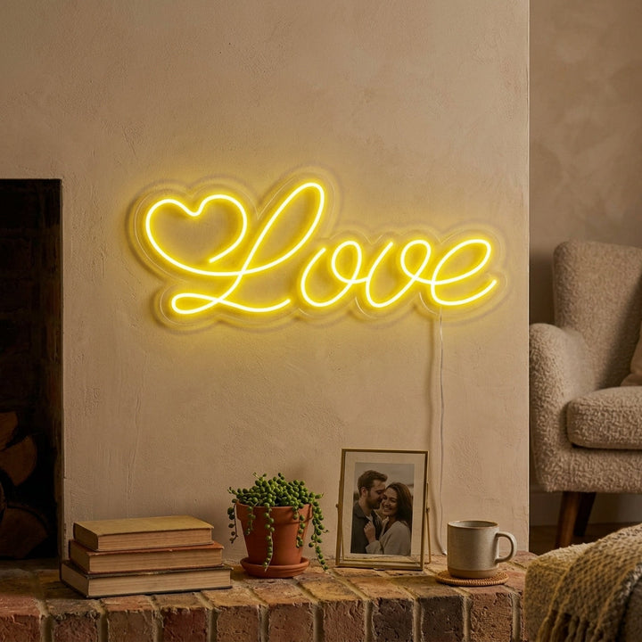 "Love" Neonschrift