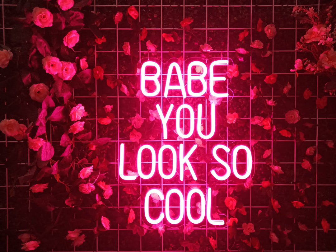 "Babe You Look So Cool" Neonschrift (Lagerbestand: 4 Einheiten)