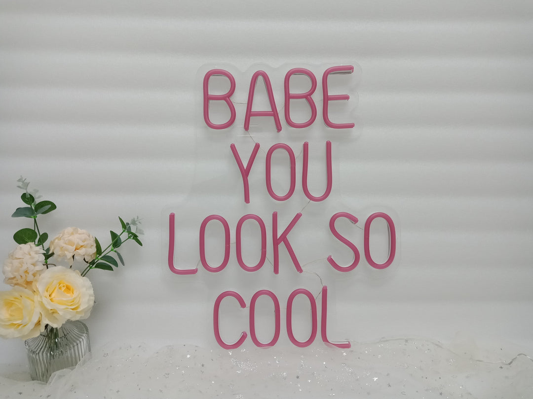 "Babe You Look So Cool" Neonschrift (Lagerbestand: 4 Einheiten)