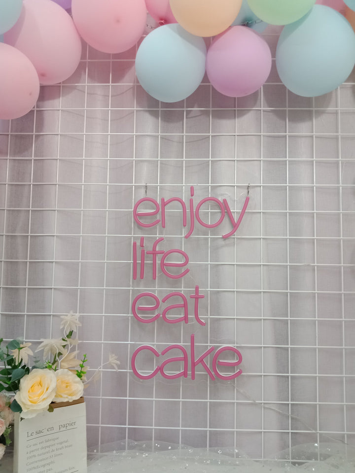 "Enjoy Life Eat Cake" Neonschrift (Lagerbestand: 3 Einheiten)