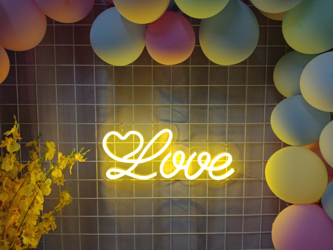 "Love" Neonschrift (Lagerbestand: 3 Einheiten)