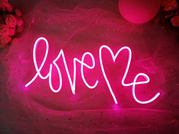 "Love Me" Neonschrift (Lagerbestand: 2 Einheiten)