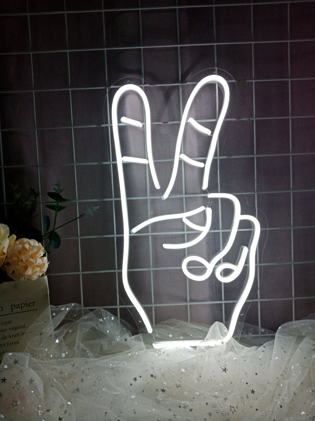 "Frieden, Friedensgeste" Neonschrift (Lagerbestand: 2 Einheiten)
