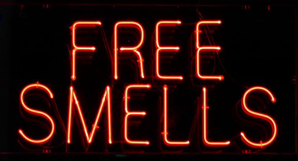 "Free Smells" Neonschrift