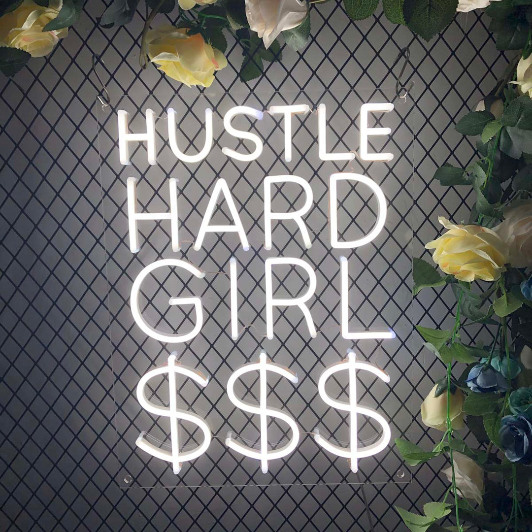 "HUSTLE HARD GIRL" Neonschrift