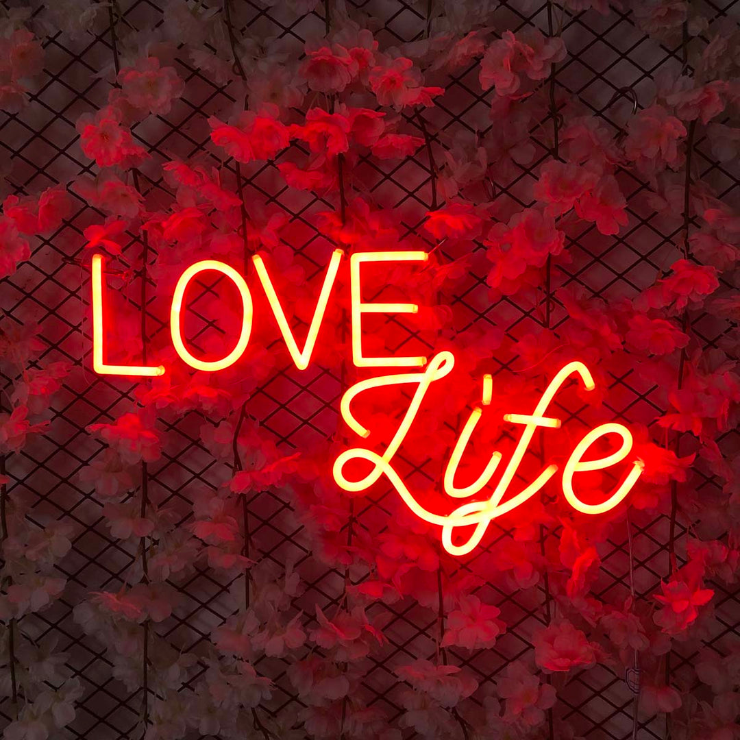 "Love Life" Neonschrift