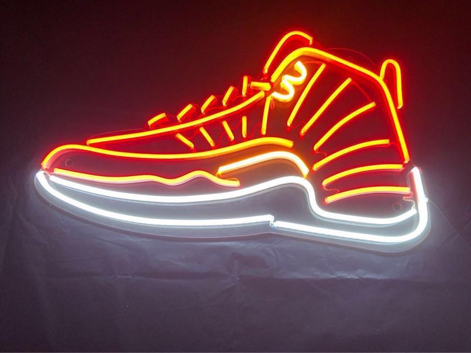 "NK Air 12 Schuh" Neonschrift
