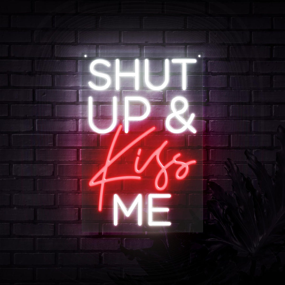 "Shut Up Kiss Me" Neonschrift