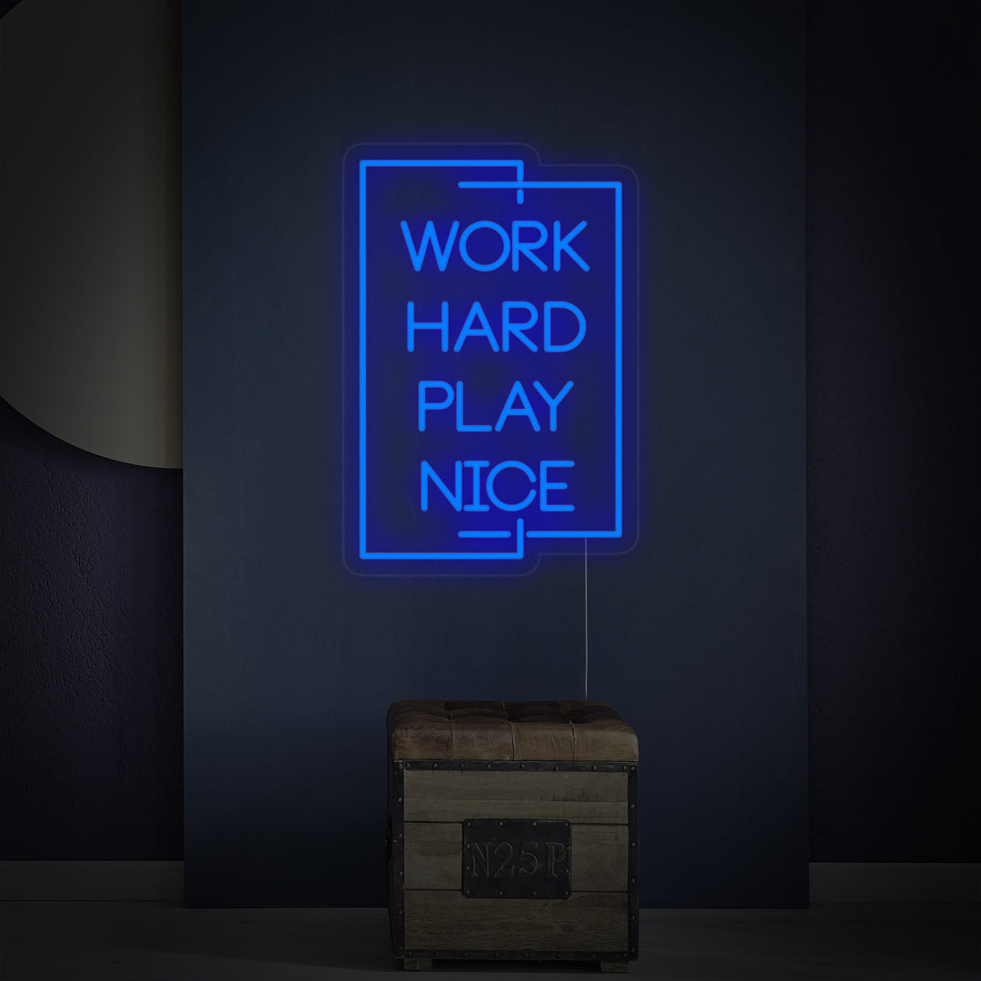 "Work Hard Play Nice" Neonschrift