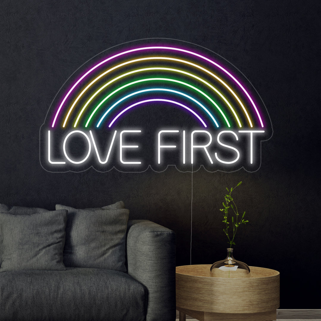 "Regenbogen, Love First" Neonschrift