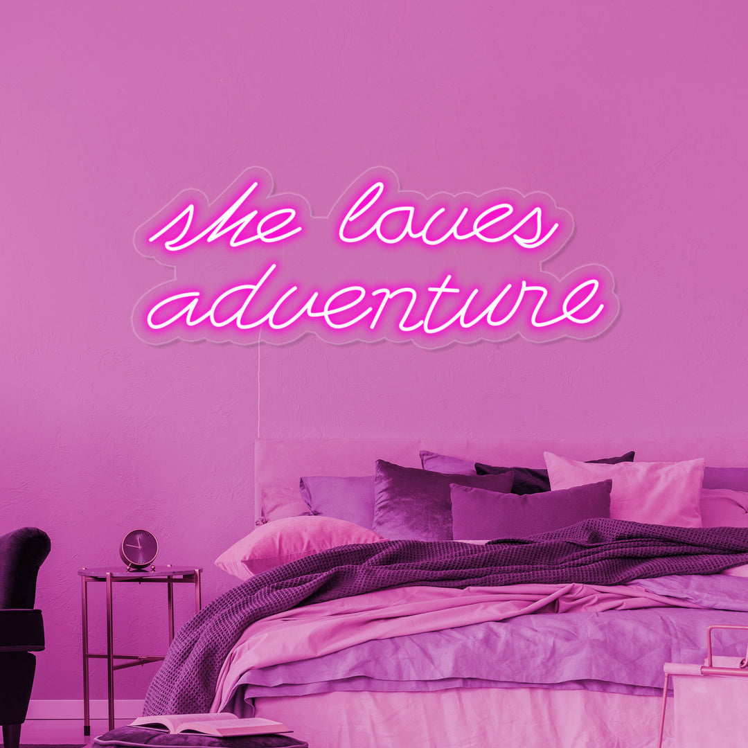 "She Loves Adventure" Neonschrift