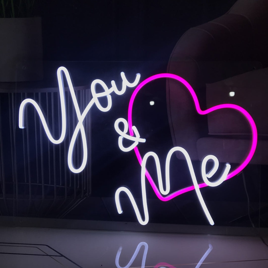 "You & Me Love" Neonschrift